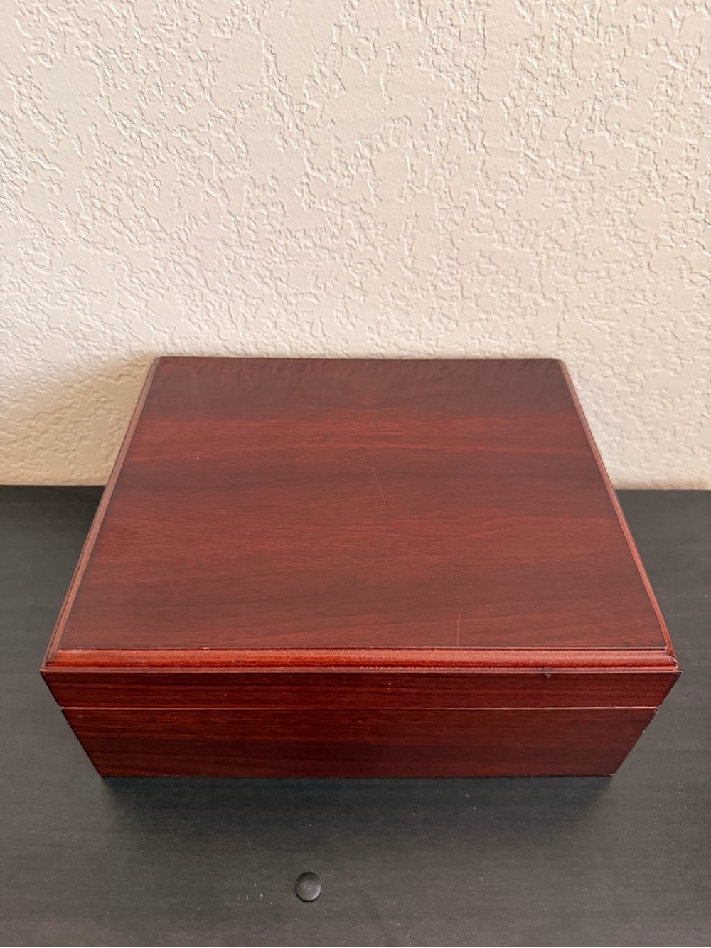 Quality Imports Wooden Cigar Humidor Box Deep Mahogany Classic Excellent Condt